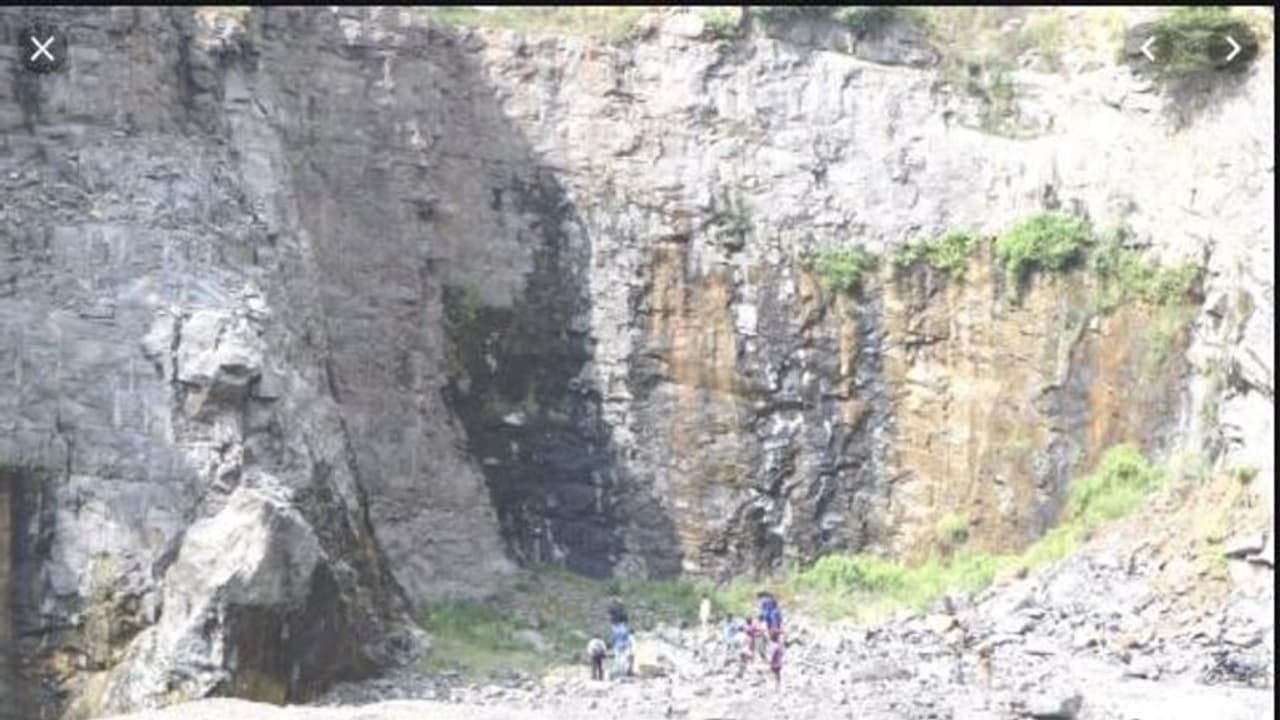 கல்குவாரியில் சடலமாக கிடந்த இளம் பெண்..!! ஒரே நேரத்தில் இருவருடன் காதல்..?? கல்குவாரியில் சடலமாக கிடந்த இளம் பெண்..!! ஒரே நேரத்தில் இருவருடன் காதல்..??