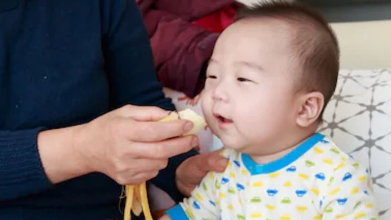 अनपढ़ मां ने दो महीने की बेटी को खिलाया दूध केला, सुबह बर्फ हो गया बच्ची का शरीर अनपढ़ मां ने दो महीने की बेटी को खिलाया दूध केला, सुबह बर्फ हो गया बच्ची का शरीर