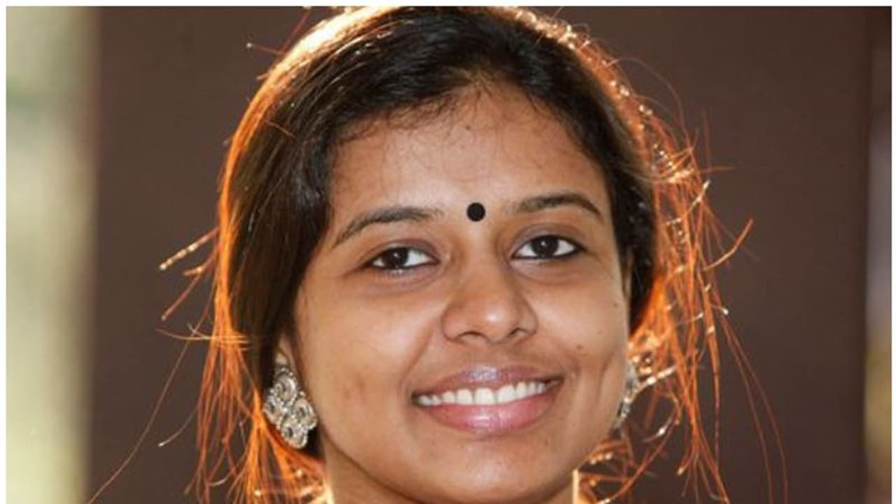 നിങ്ങളുടെ ഊഴത്തിനായി കാത്തിരിക്കൂ, രാമചന്ദ്ര ഗുഹയെ അറസ്റ്റ് ചെയ്തതില് പ്രതിഷേധവുമായി സിതാര കൃഷ്ണകുമാര് നിങ്ങളുടെ ഊഴത്തിനായി കാത്തിരിക്കൂ, രാമചന്ദ്ര ഗുഹയെ അറസ്റ്റ് ചെയ്തതില് പ്രതിഷേധവുമായി സിതാര കൃഷ്ണകുമാര്