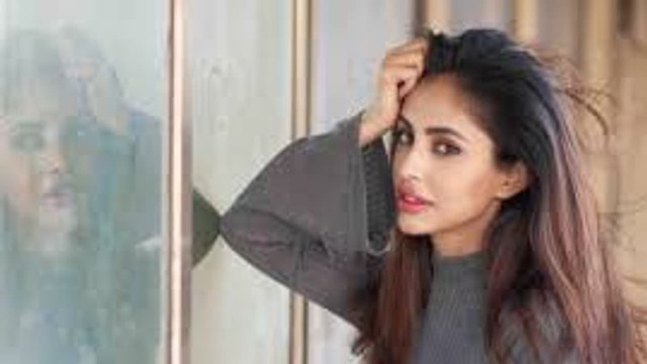 மதுவிற்கு ஆசைப்பட்டு மோசம் போன நடிகை... அதிரடியாய் மீட்ட போலீஸ்...!