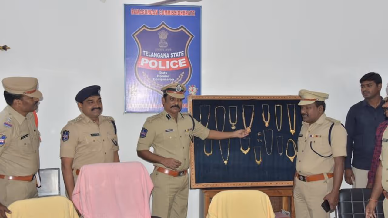 మంచిర్యాలలో కరుడుగట్టిన దొంగల ముఠా అరెస్ట్... భారీగా బంగారం స్వాధీనం మంచిర్యాలలో కరుడుగట్టిన దొంగల ముఠా అరెస్ట్... భారీగా బంగారం స్వాధీనం