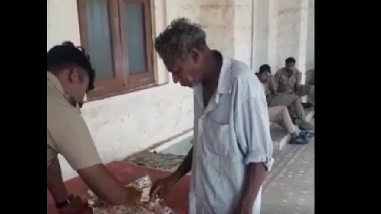 ಕೂಡಿ ಉಂಡರೆ ಸ್ವರ್ಗ: ಬಡವನ ಜೊತೆ ಉಂಡ ಪೊಲೀಸ್, ವಿಡಿಯೋ ವೈರಲ್! ಕೂಡಿ ಉಂಡರೆ ಸ್ವರ್ಗ: ಬಡವನ ಜೊತೆ ಉಂಡ ಪೊಲೀಸ್, ವಿಡಿಯೋ ವೈರಲ್!