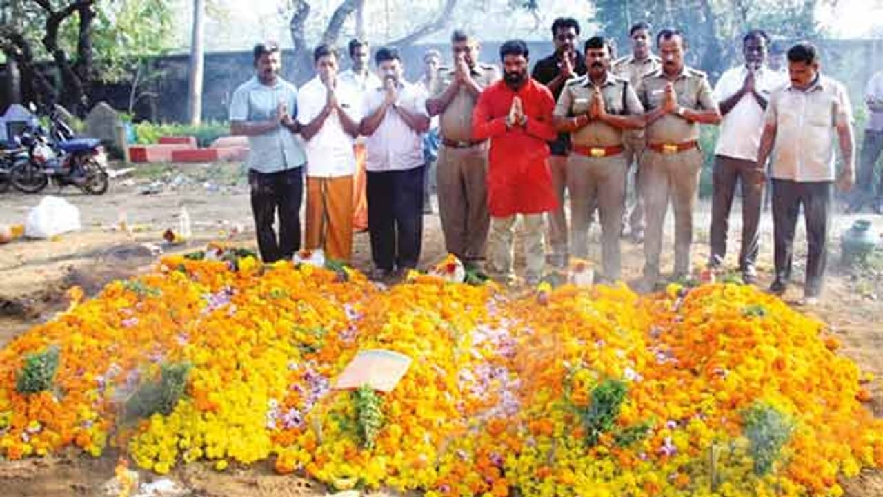 அனாதை பிணங்களுக்கு ஆதரவளிக்கும் இளைஞர்..! முன்னின்று இறுதிச் சடங்குகள் செய்யும் நெகிழ்ச்சி சம்பவம்..! அனாதை பிணங்களுக்கு ஆதரவளிக்கும் இளைஞர்..! முன்னின்று இறுதிச் சடங்குகள் செய்யும் நெகிழ்ச்சி சம்பவம்..!