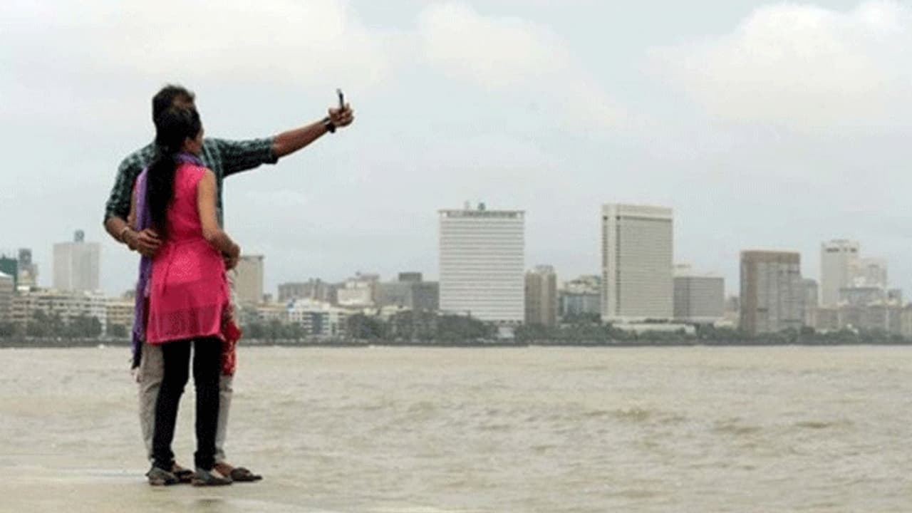 शादी के एक साल बाद ही पत्नी के मर्डर का बनाया खतरनाक प्लान, पहले मंदिर गए फिर ली 'मौत' वाली सेल्फी शादी के एक साल बाद ही पत्नी के मर्डर का बनाया खतरनाक प्लान, पहले मंदिर गए फिर ली 'मौत' वाली सेल्फी