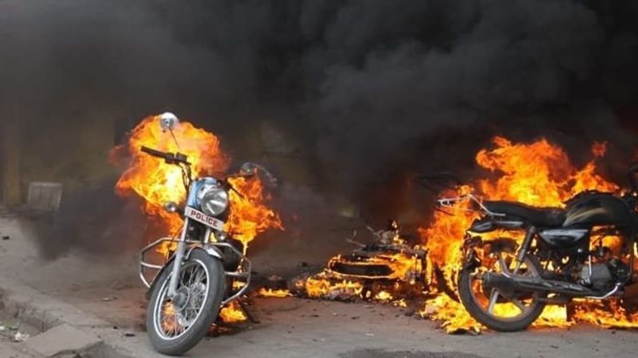 ലക്നൗവിൽ വ്യാപക സംഘർഷം; ബസും കാറുമടക്കം 37 വാഹനങ്ങൾ കത്തിച്ചു, സമ്മർദ്ദത്തിന് കീഴടങ്ങില്ലെന്ന് യോഗി ആദിത്യനാഥ് ലക്നൗവിൽ വ്യാപക സംഘർഷം; ബസും കാറുമടക്കം 37 വാഹനങ്ങൾ കത്തിച്ചു, സമ്മർദ്ദത്തിന് കീഴടങ്ങില്ലെന്ന് യോഗി ആദിത്യനാഥ്