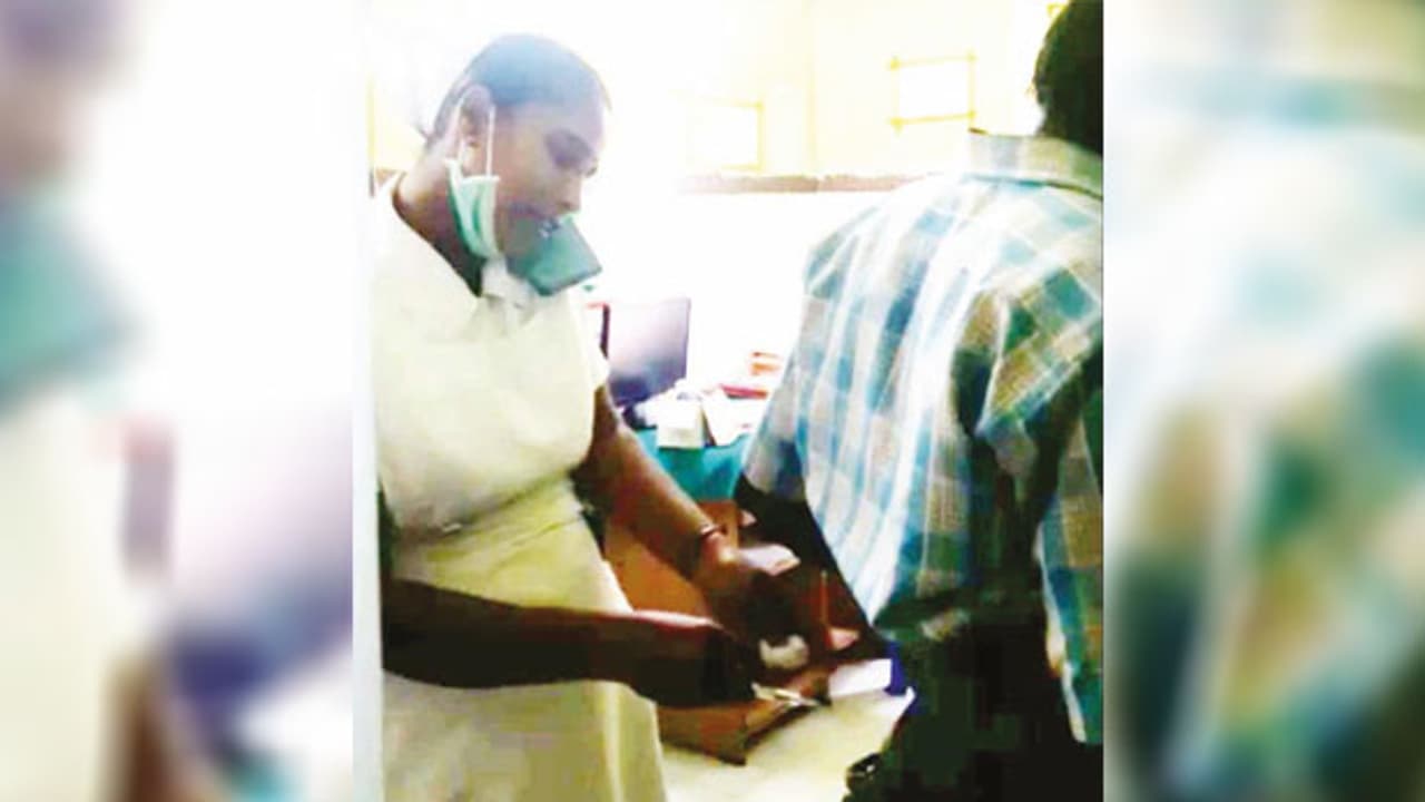 செல்போன் பேசியபடி ஊசி போட்ட செவிலியர்..! அரசு மருத்துவமனைகளில் தொடரும் அலட்சியம்..!