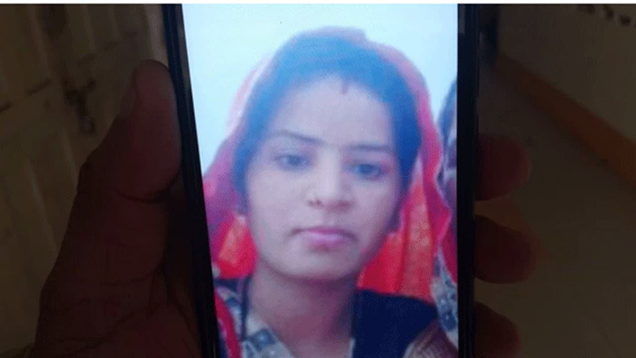 पत्नी से ज्यादा प्यारे थे पति को 100 रुपए, ना सुनते ही एक झटके में उतार दिया मौत के घाट पत्नी से ज्यादा प्यारे थे पति को 100 रुपए, ना सुनते ही एक झटके में उतार दिया मौत के घाट