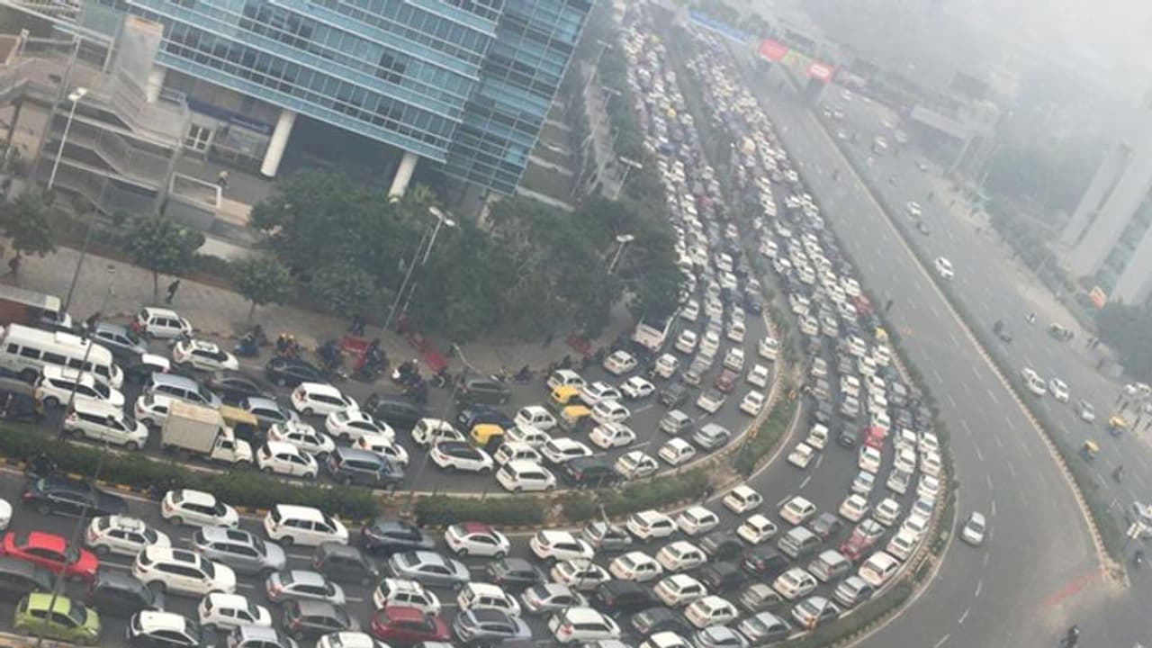 పౌరసత్వ సెగ, ఢిల్లీ ట్రాఫిక్లో ఇరుక్కున్న సిబ్బంది.. విమానాలు రద్దు పౌరసత్వ సెగ, ఢిల్లీ ట్రాఫిక్లో ఇరుక్కున్న సిబ్బంది.. విమానాలు రద్దు