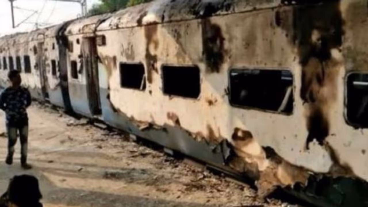স্টেশনে ভাঙচুর ট্রেনে আগুন, রাজ্যের বিরুদ্ধে আদালতের দ্বারস্থ হচ্ছে রেল স্টেশনে ভাঙচুর ট্রেনে আগুন, রাজ্যের বিরুদ্ধে আদালতের দ্বারস্থ হচ্ছে রেল