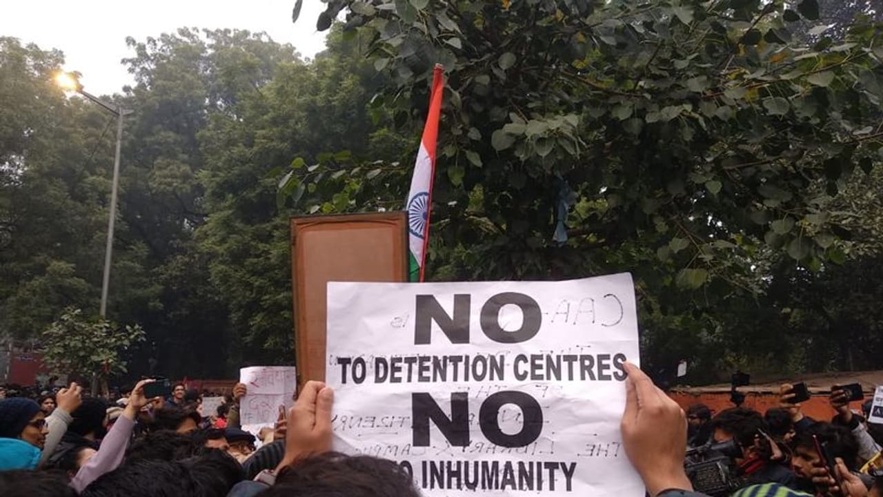 അലയടിക്കുന്ന പൗരത്വ പ്രതിഷേധം: യുപിക്ക് പിന്നാലെ ഉത്തരാഖണ്ഡിലും അതീവ ജാഗ്രതാ നിർദ്ദേശം; മംഗളൂരുവില് കർഫ്യൂവിൽ ഇളവ് അലയടിക്കുന്ന പൗരത്വ പ്രതിഷേധം: യുപിക്ക് പിന്നാലെ ഉത്തരാഖണ്ഡിലും അതീവ ജാഗ്രതാ നിർദ്ദേശം; മംഗളൂരുവില് കർഫ്യൂവിൽ ഇളവ്