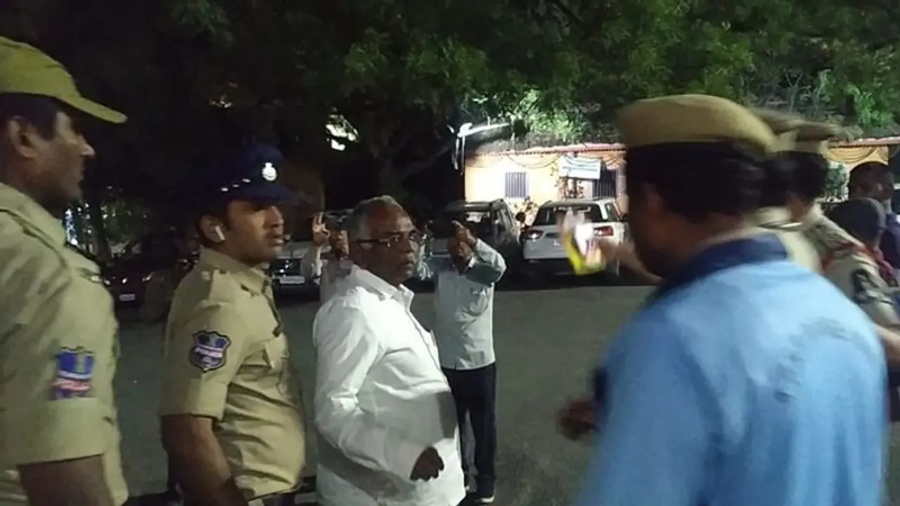 దత్తాత్రేయ కార్యక్రమంలో నిరసన: సీనియర్ జర్నలిస్ట్ పాశం యాదగిరి అరెస్ట్