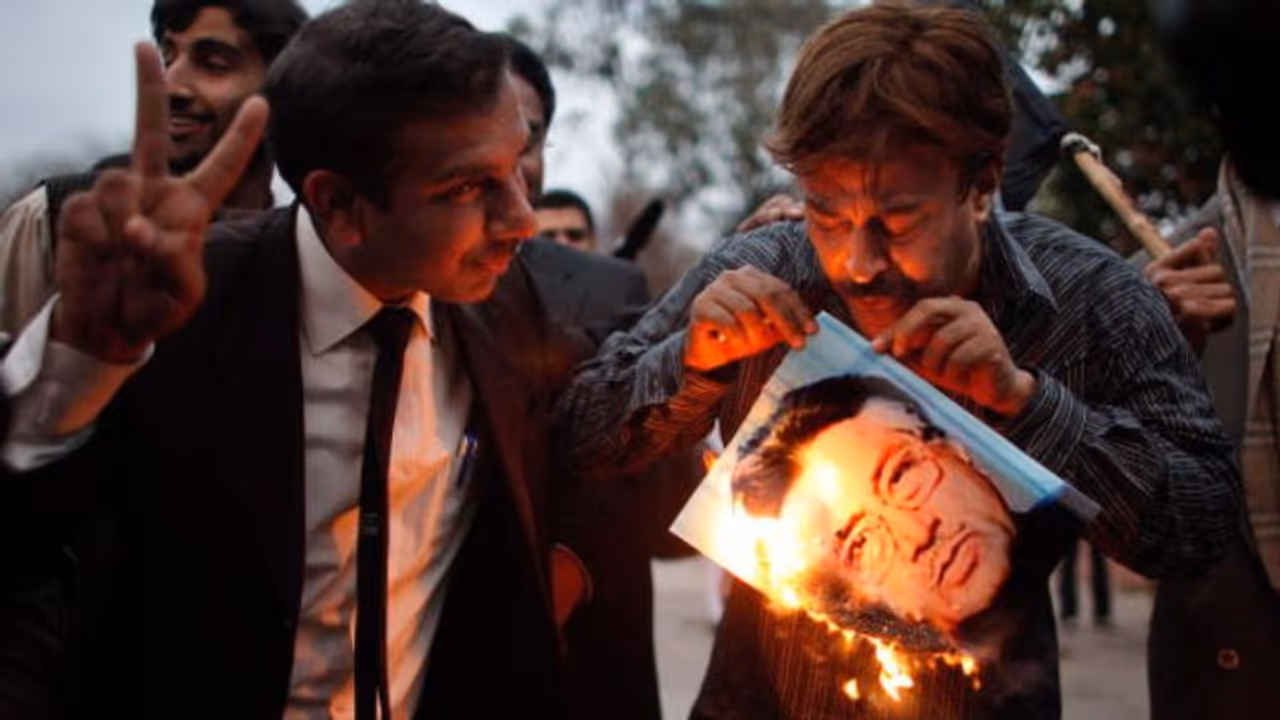 ৩ দিন ধরে প্রকাশ্যে ঝুলবে মুশারফের লাশ, ভয়ঙ্কর নির্দেশ দিল পাক আদালত ৩ দিন ধরে প্রকাশ্যে ঝুলবে মুশারফের লাশ, ভয়ঙ্কর নির্দেশ দিল পাক আদালত