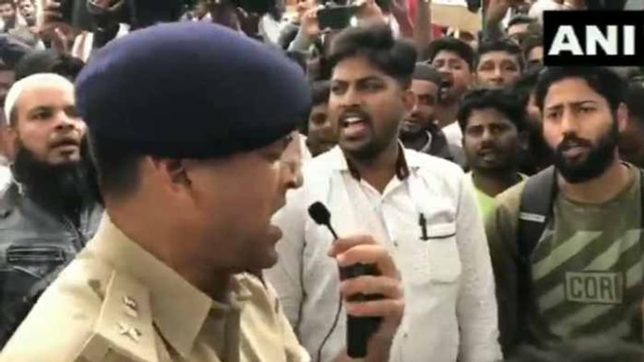 പൗരത്വ നിയമ ഭേ​ദ​ഗതി: പ്രതിഷേധിച്ചവരെ പിരിച്ചുവിടാൻ ഡിസിപി ചെയ്തത്; വീഡിയോ വൈറൽ