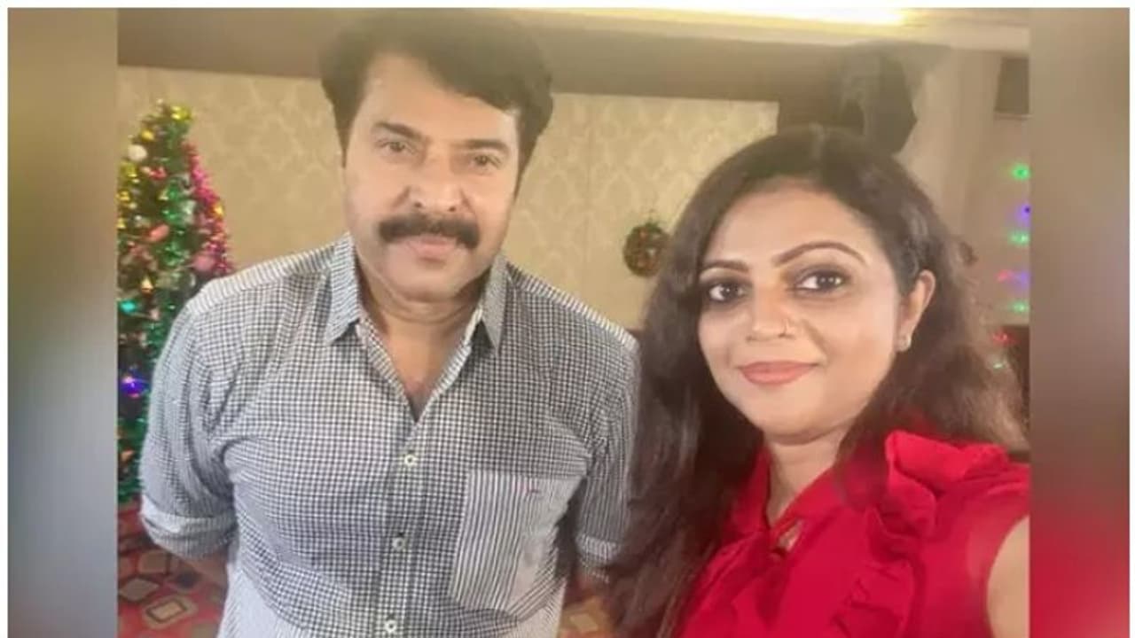 'കുറെ കാലത്തെ ആഗ്രഹമാണത്രേ... പിന്നെ ഞാനായിട്ട് എതിര് പറഞ്ഞില്ല' മമ്മൂട്ടിക്കൊപ്പമുള്ള സെല്ഫി പങ്കുവച്ച് അശ്വതി 'കുറെ കാലത്തെ ആഗ്രഹമാണത്രേ... പിന്നെ ഞാനായിട്ട് എതിര് പറഞ്ഞില്ല' മമ്മൂട്ടിക്കൊപ്പമുള്ള സെല്ഫി പങ്കുവച്ച് അശ്വതി