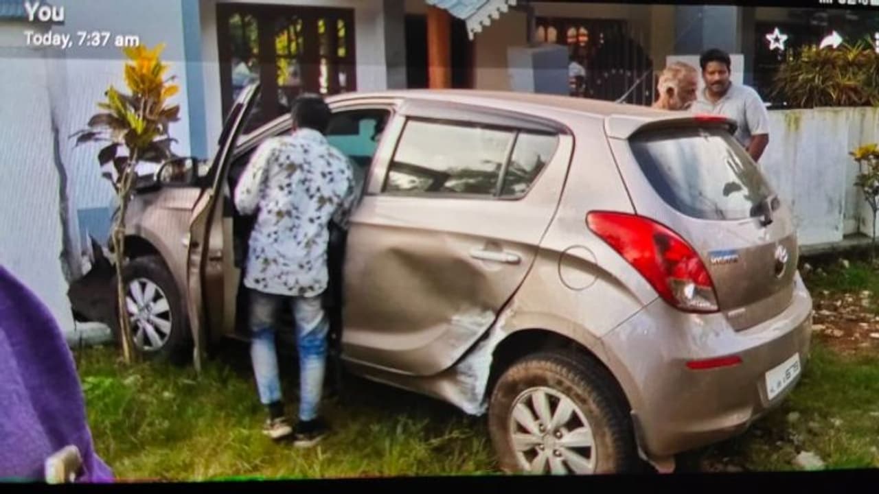 കാര് ഇടിച്ചുകയറി സ്കൂളിന്റെയും, വീടുകളുടെയും മതിലുകൾ തകർന്നു കാര് ഇടിച്ചുകയറി സ്കൂളിന്റെയും, വീടുകളുടെയും മതിലുകൾ തകർന്നു