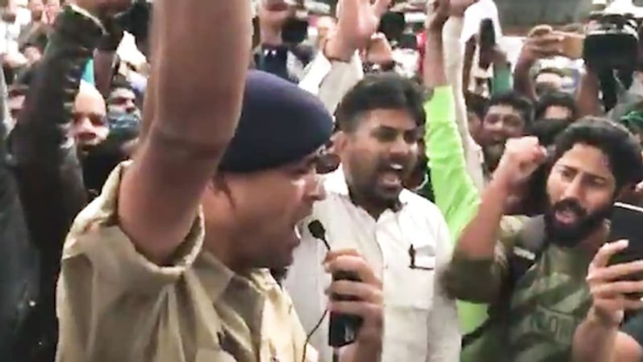 ಈ ಅಧಿಕಾರಿ ಹಾಡು ಕೇಳಿ ಧರಣಿ ಕೈಬಿಟ್ಟ ಪ್ರತಿಭಟನಾಕಾರರು: ಯಾವ ಹಾಡು?