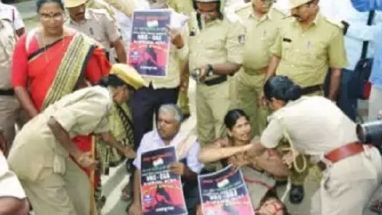 ಮಂಡ್ಯ: ನಿಷೇಧಾಜ್ಞೆ ನಡುವೆ ಪ್ರತಿಭಟನೆಗೆ ಮುಂದಾದವರ ಬಂಧನ ಮಂಡ್ಯ: ನಿಷೇಧಾಜ್ಞೆ ನಡುವೆ ಪ್ರತಿಭಟನೆಗೆ ಮುಂದಾದವರ ಬಂಧನ