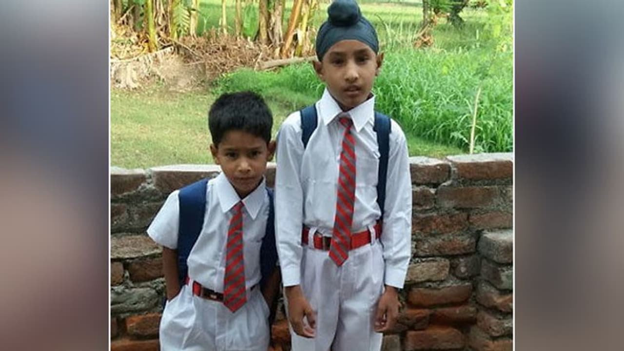 मां के संग स्कूटी पर स्कूल जा रहे थे दोनों भाई, तभी पापा ने रच दिया खतरनाक षड्यंत्र मां के संग स्कूटी पर स्कूल जा रहे थे दोनों भाई, तभी पापा ने रच दिया खतरनाक षड्यंत्र