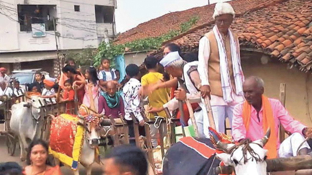 नहीं देखा होगा ऐसा रिटायरमेंट: 80 साल के किसान को अनोखे अंदाज में दी विदाई, छलके खुशी के आंसू नहीं देखा होगा ऐसा रिटायरमेंट: 80 साल के किसान को अनोखे अंदाज में दी विदाई, छलके खुशी के आंसू