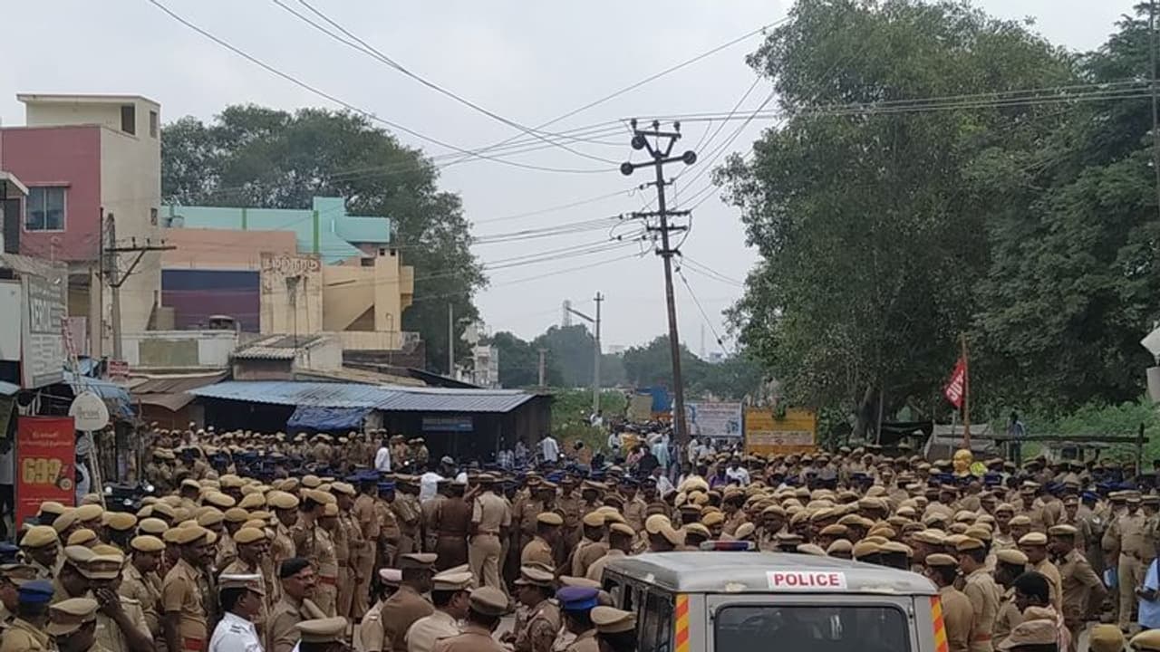 திடீரென ஆயிரக்கணக்கில் போலீசார் குவிப்பு..! வாணியம்பாடியில் பரபரப்பு..! திடீரென ஆயிரக்கணக்கில் போலீசார் குவிப்பு..! வாணியம்பாடியில் பரபரப்பு..!
