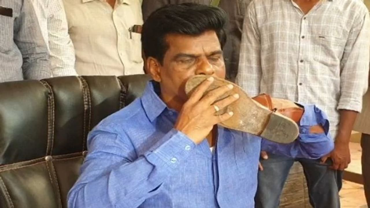 మీసం తిప్పితే జేసీ బజారునపడ్డాడు: పోలీసు బూట్లను ముద్దాడిన గోరంట్ల మీసం తిప్పితే జేసీ బజారునపడ్డాడు: పోలీసు బూట్లను ముద్దాడిన గోరంట్ల