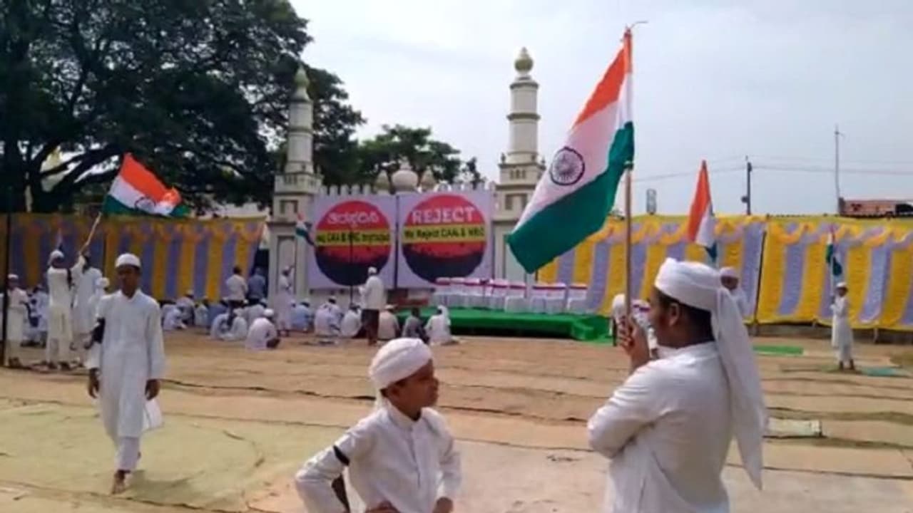 ಮಂಡ್ಯ: ತ್ರಿವರ್ಣ ಧ್ವಜ ಹಿಡಿದು, ಕಪ್ಪು ಪಟ್ಟಿ ಧರಿಸಿ ನಮಾಜ್ ಸಲ್ಲಿಕೆ ಮಂಡ್ಯ: ತ್ರಿವರ್ಣ ಧ್ವಜ ಹಿಡಿದು, ಕಪ್ಪು ಪಟ್ಟಿ ಧರಿಸಿ ನಮಾಜ್ ಸಲ್ಲಿಕೆ