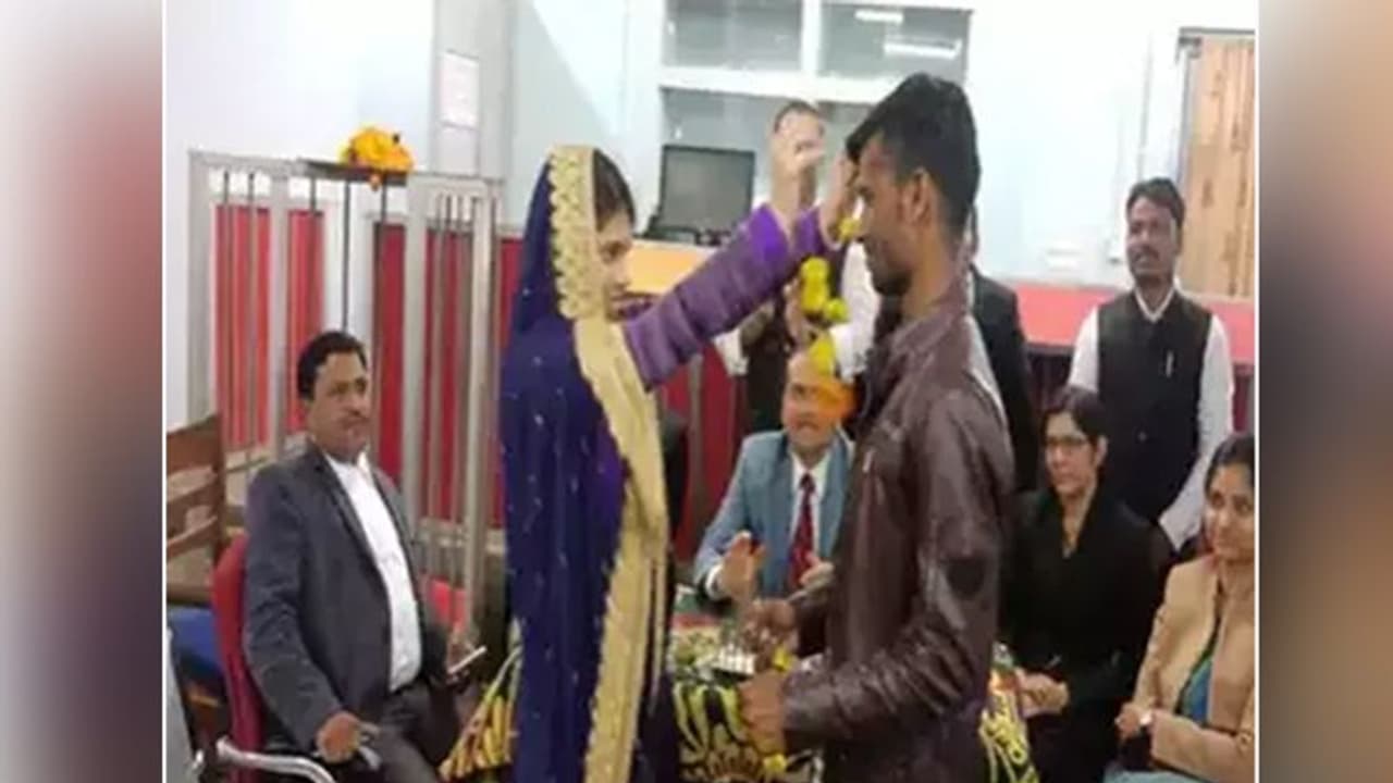 2 सालों से रूठा हुआ था कपल, लेकिन वॉट्सऐप पर चैट करना नहीं छोड़ा, देखिए फिर अंजाम 2 सालों से रूठा हुआ था कपल, लेकिन वॉट्सऐप पर चैट करना नहीं छोड़ा, देखिए फिर अंजाम