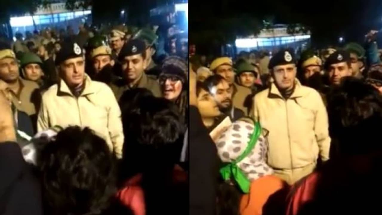 ബലംപ്രയോ​ഗിച്ച് ഒഴിപ്പിക്കാൻ ശ്രമിച്ച പൊലീസുകാർക്ക് മുന്നിൽ ദേശീയ ​ഗാനം ആലപിച്ച് പ്രതിഷേധക്കാർ