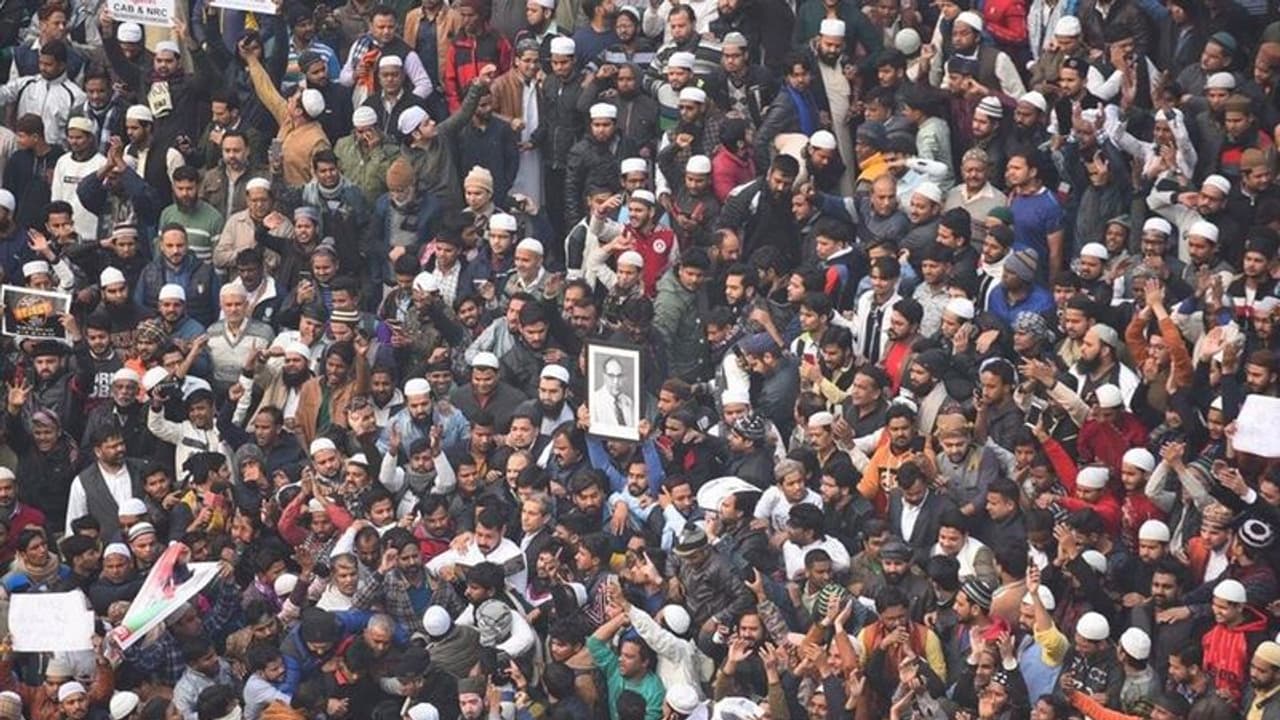 அடடே இப்படியொரு போராட்டமா..? ஸ்தம்பித்தது போக்குவரத்து... இனிமேலாவது விடிவு கிடைக்குமா..? அடடே இப்படியொரு போராட்டமா..? ஸ்தம்பித்தது போக்குவரத்து... இனிமேலாவது விடிவு கிடைக்குமா..?