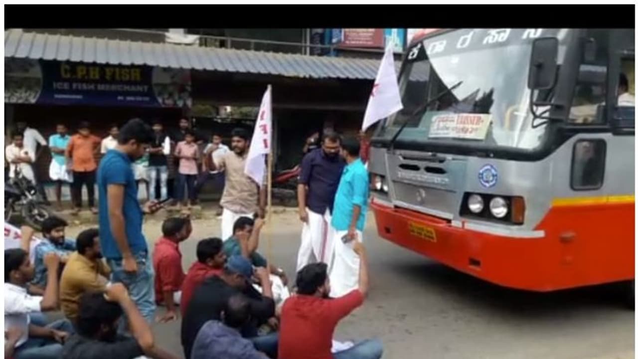 മാധ്യമപ്രവര്ത്തകരുടെ കസ്റ്റഡി: വഴിക്കടവിൽ ഡിവൈഎഫ്ഐ പ്രവര്ത്തകര് കർണ്ണാടക ബസ് തടഞ്ഞു മാധ്യമപ്രവര്ത്തകരുടെ കസ്റ്റഡി: വഴിക്കടവിൽ ഡിവൈഎഫ്ഐ പ്രവര്ത്തകര് കർണ്ണാടക ബസ് തടഞ്ഞു