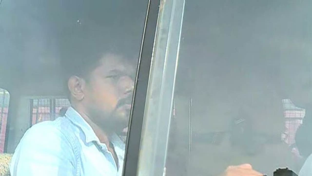 "പെരുമാറിയത് ക്രിമിനലുകളോടെന്ന പോലെ " കർണാടക പൊലീസ് കസ്റ്റഡിയിൽ നിന്ന് മോചിതരായ മാധ്യമപ്രവർത്തകർക്ക് പറയാനുള്ളത് "പെരുമാറിയത് ക്രിമിനലുകളോടെന്ന പോലെ " കർണാടക പൊലീസ് കസ്റ്റഡിയിൽ നിന്ന് മോചിതരായ മാധ്യമപ്രവർത്തകർക്ക് പറയാനുള്ളത്