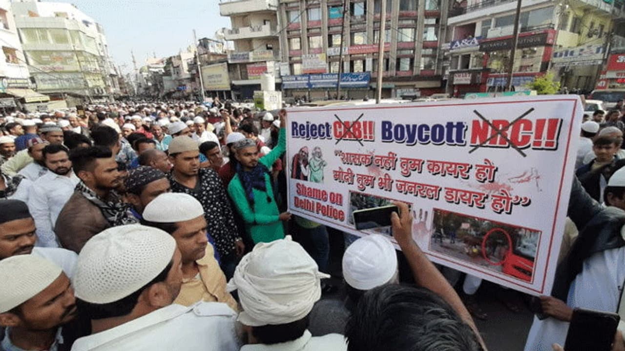 CAA के खिलाफ भोपाल में विरोध प्रदर्शन, जुमे की नमाज के बाद जुटे हजारों लोग, बंद की इंटरनेट सेवा