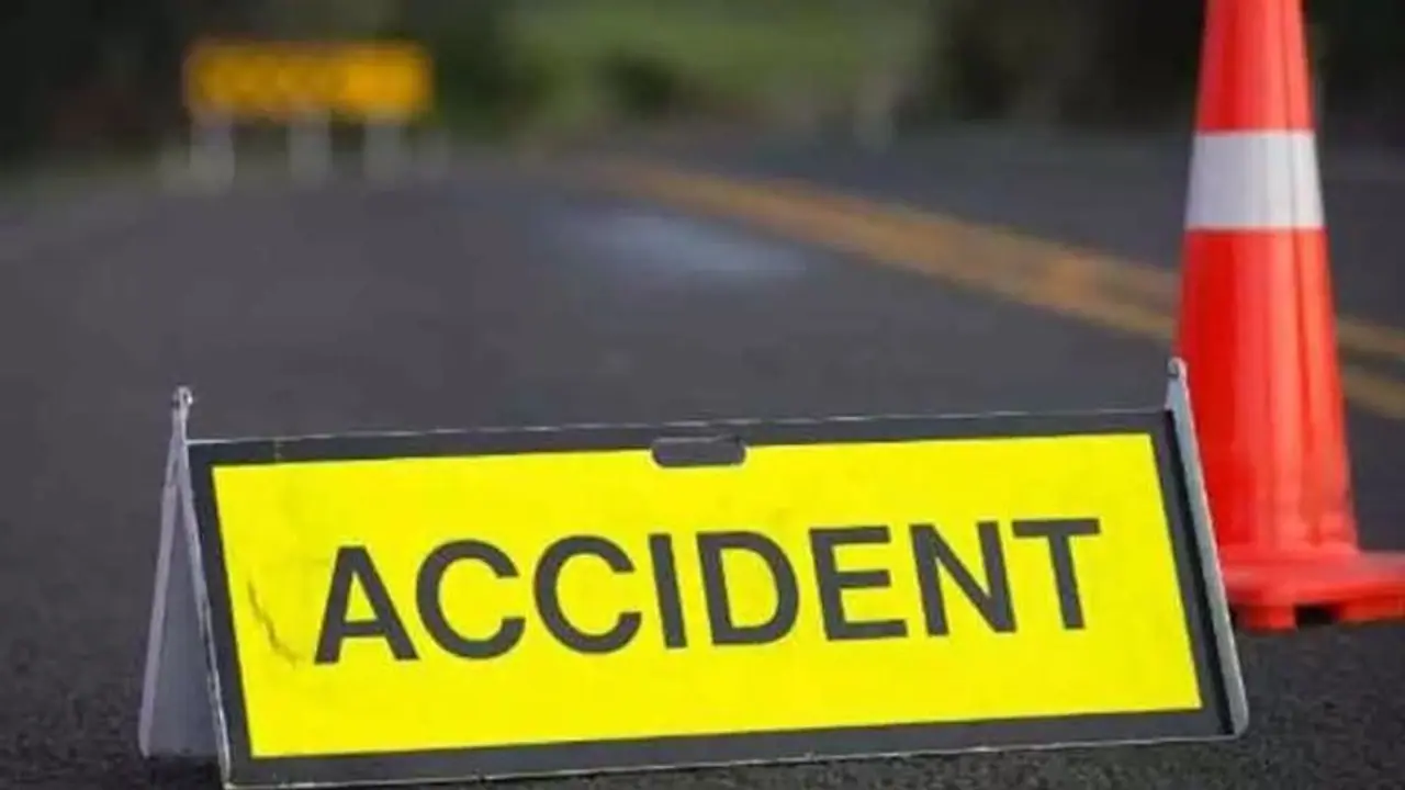 ಕಬ್ಬಿಣದ ಪೈಪು ಹೇರಿ ಬರುತ್ತಿದ್ದ ಲಾರಿ ಅಡಿಯಲ್ಲಿ ಕಾರು, ಮೂವರು ಸ್ಥಳದಲ್ಲೇ ಸಾವು ಕಬ್ಬಿಣದ ಪೈಪು ಹೇರಿ ಬರುತ್ತಿದ್ದ ಲಾರಿ ಅಡಿಯಲ್ಲಿ ಕಾರು, ಮೂವರು ಸ್ಥಳದಲ್ಲೇ ಸಾವು