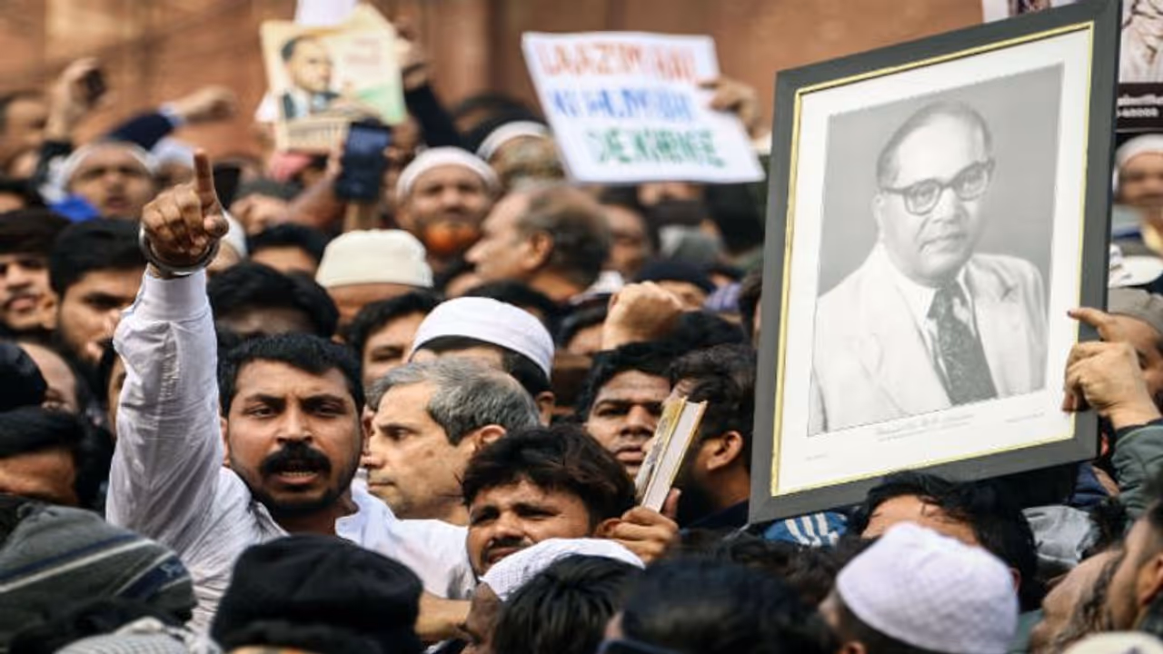 భీమ్ ఆర్మీ చీఫ్ చంద్రశేఖర్ను అరెస్ట్ చేసిన పోలీసులు భీమ్ ఆర్మీ చీఫ్ చంద్రశేఖర్ను అరెస్ట్ చేసిన పోలీసులు