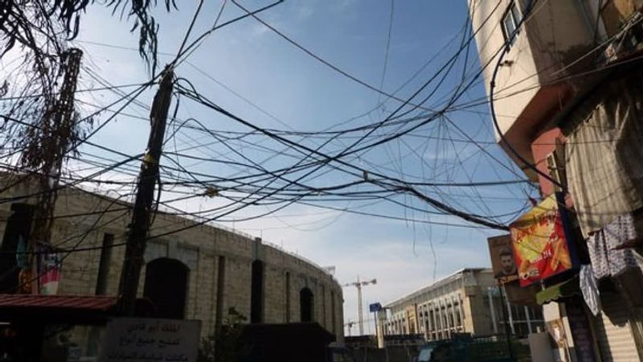 രാത്രികളില് വൈദ്യുതി കട്ടാകും, വൈദ്യുതി മോഷ്ടിച്ച് നല്കാന് 'പ്രൊഫഷണല്' മോഷ്ടാക്കള്; പ്രതിസന്ധിയില് ഈ നാട് രാത്രികളില് വൈദ്യുതി കട്ടാകും, വൈദ്യുതി മോഷ്ടിച്ച് നല്കാന് 'പ്രൊഫഷണല്' മോഷ്ടാക്കള്; പ്രതിസന്ധിയില് ഈ നാട്