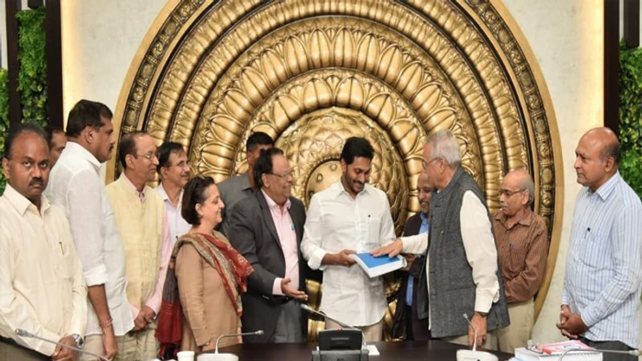 అమరావతి కుదింపు, వికేంద్రీకరణ ప్లాన్ ఇదీ: జీఎన్ రావు అమరావతి కుదింపు, వికేంద్రీకరణ ప్లాన్ ఇదీ: జీఎన్ రావు