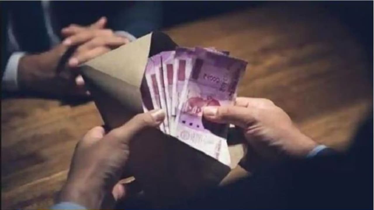 500 ರು. ಲಂಚ ಕೊಡದ್ದಕ್ಕೆ ಮಕ್ಕಳ ವಯಸ್ಸು 100 ವರ್ಷ ಹೆಚ್ಚಿಸಿದ ಅಧಿಕಾರಿ!