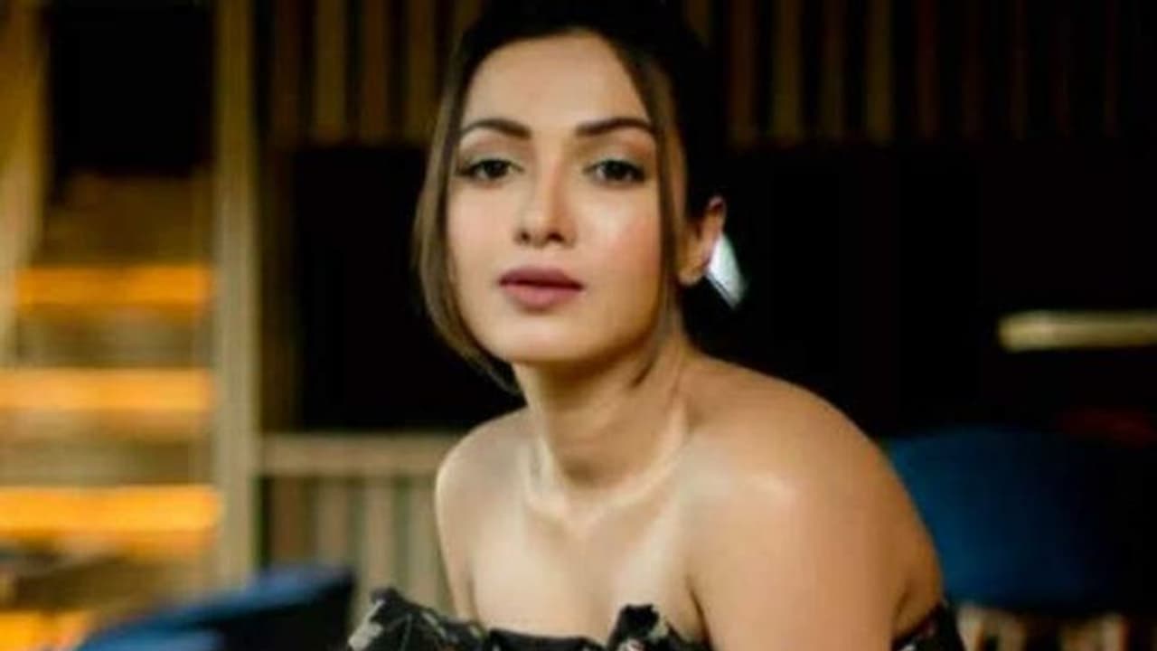 60 வயது நடிகருடன் ஆட்டம் போட 30 வயது கேத்ரின் தெரசா கேட்ட சம்பளம் எத்தனை கோடி தெரியுமா..? வயிற்றெரிச்சலில் நடிகைகள்..!