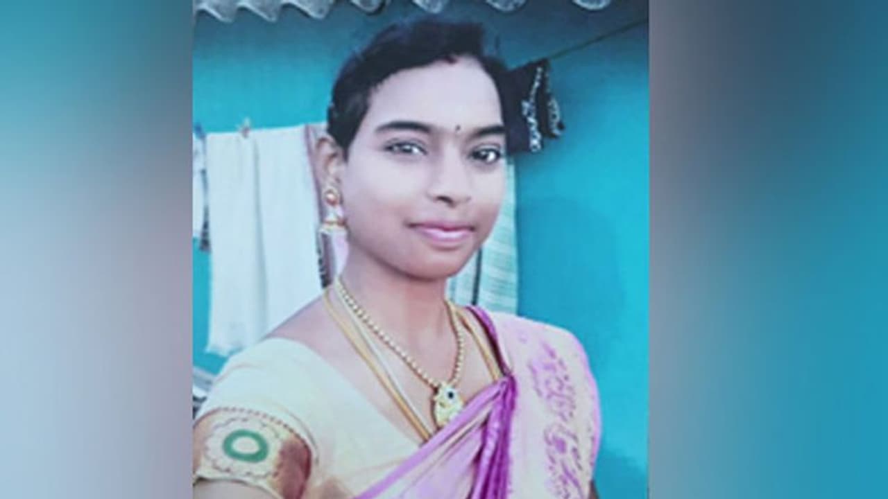 கணவருடன் பேசியபோது மாடியிலிருந்து விழுந்த இளம்பெண்... ரத்த வெள்ளத்தில் துடிதுடித்து உயிரிழந்த பரிதாபம்..!