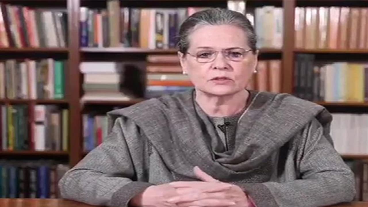 प्रदर्शनकारियों पर बल प्रयोग को सोनिया गांधी ने कहा गलत, लेकिन नहीं की शांति की अपील प्रदर्शनकारियों पर बल प्रयोग को सोनिया गांधी ने कहा गलत, लेकिन नहीं की शांति की अपील