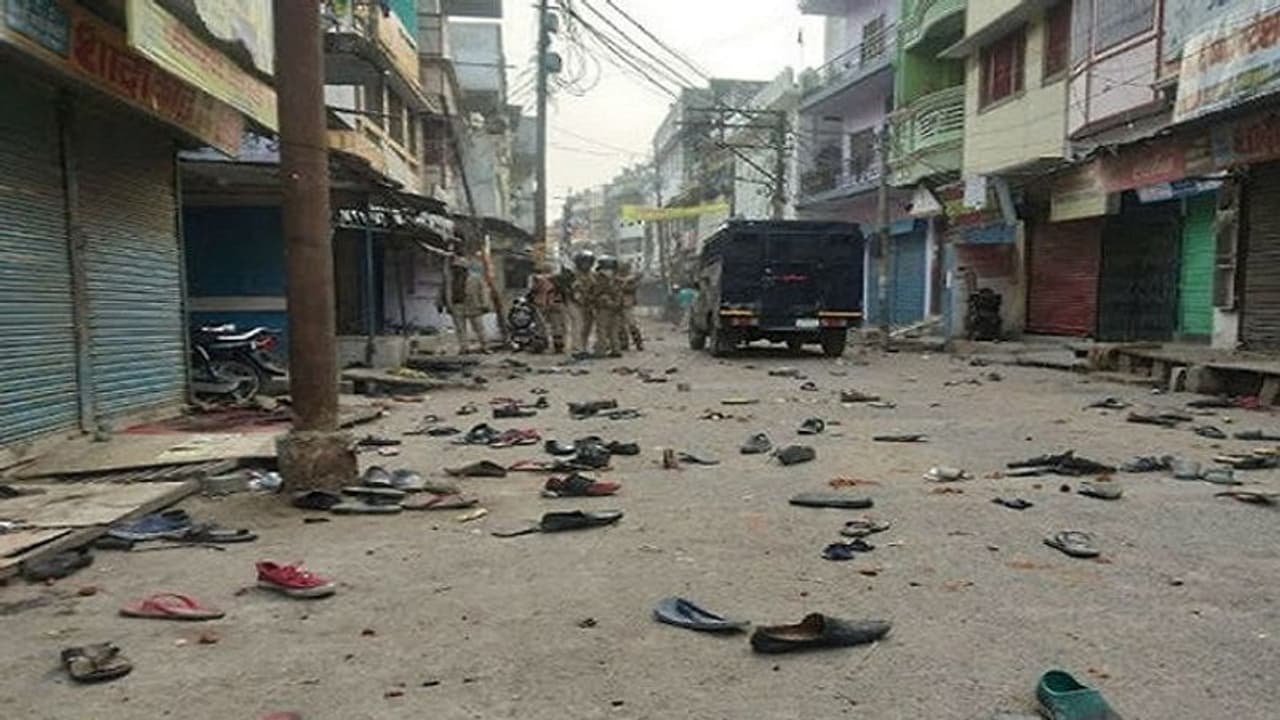 नागरिकता कानून का विरोध, यूपी के 14 जिलों में बवाल, दो लोगों की जान गई, पुलिस कर्मियों को भी लगी गोली नागरिकता कानून का विरोध, यूपी के 14 जिलों में बवाल, दो लोगों की जान गई, पुलिस कर्मियों को भी लगी गोली