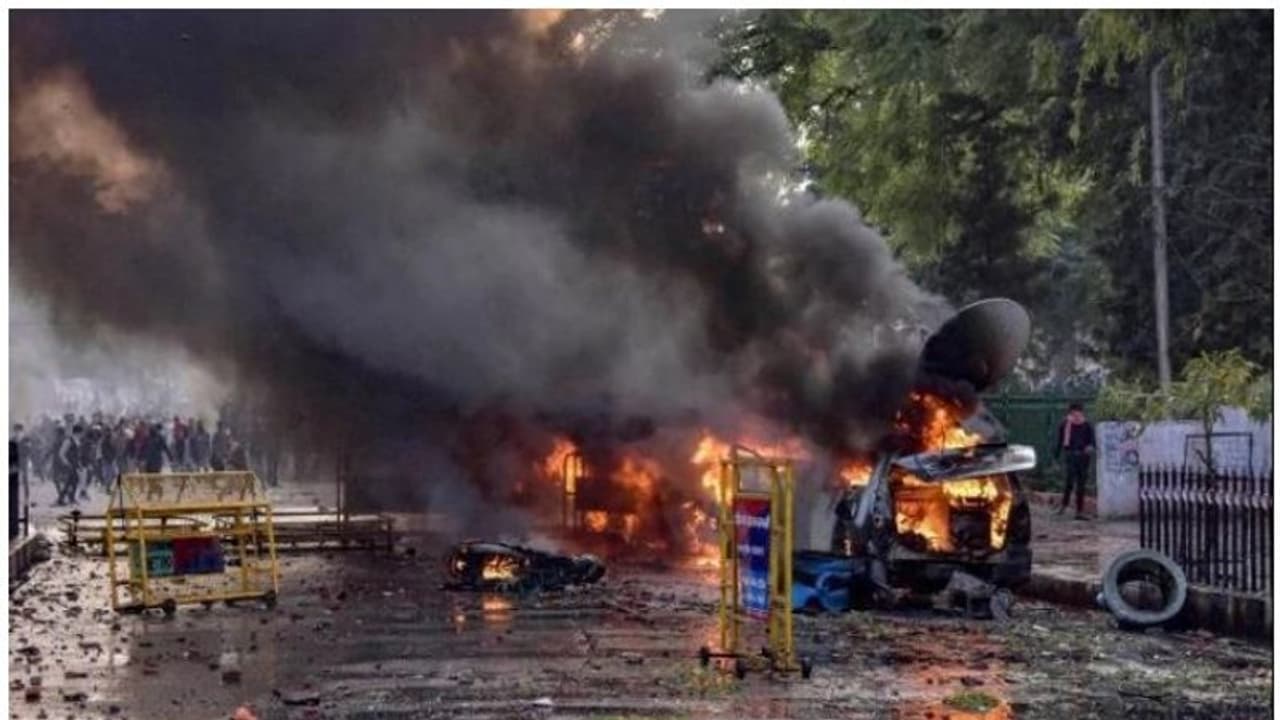 യുപിയില് സംഘര്ഷം വ്യാപിക്കുന്നു; ആറ് മരണം, ബസ്സുകള് കത്തിച്ചു, തെരുവുകള് യുദ്ധക്കളം യുപിയില് സംഘര്ഷം വ്യാപിക്കുന്നു; ആറ് മരണം, ബസ്സുകള് കത്തിച്ചു, തെരുവുകള് യുദ്ധക്കളം