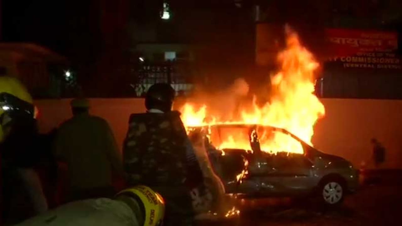 டெல்லியில் தீவிரமடையும் போராட்டம்… வன்முறை வாகனங்களுக்கு தீ வைப்பு… பதற்றம் !! டெல்லியில் தீவிரமடையும் போராட்டம்… வன்முறை வாகனங்களுக்கு தீ வைப்பு… பதற்றம் !!