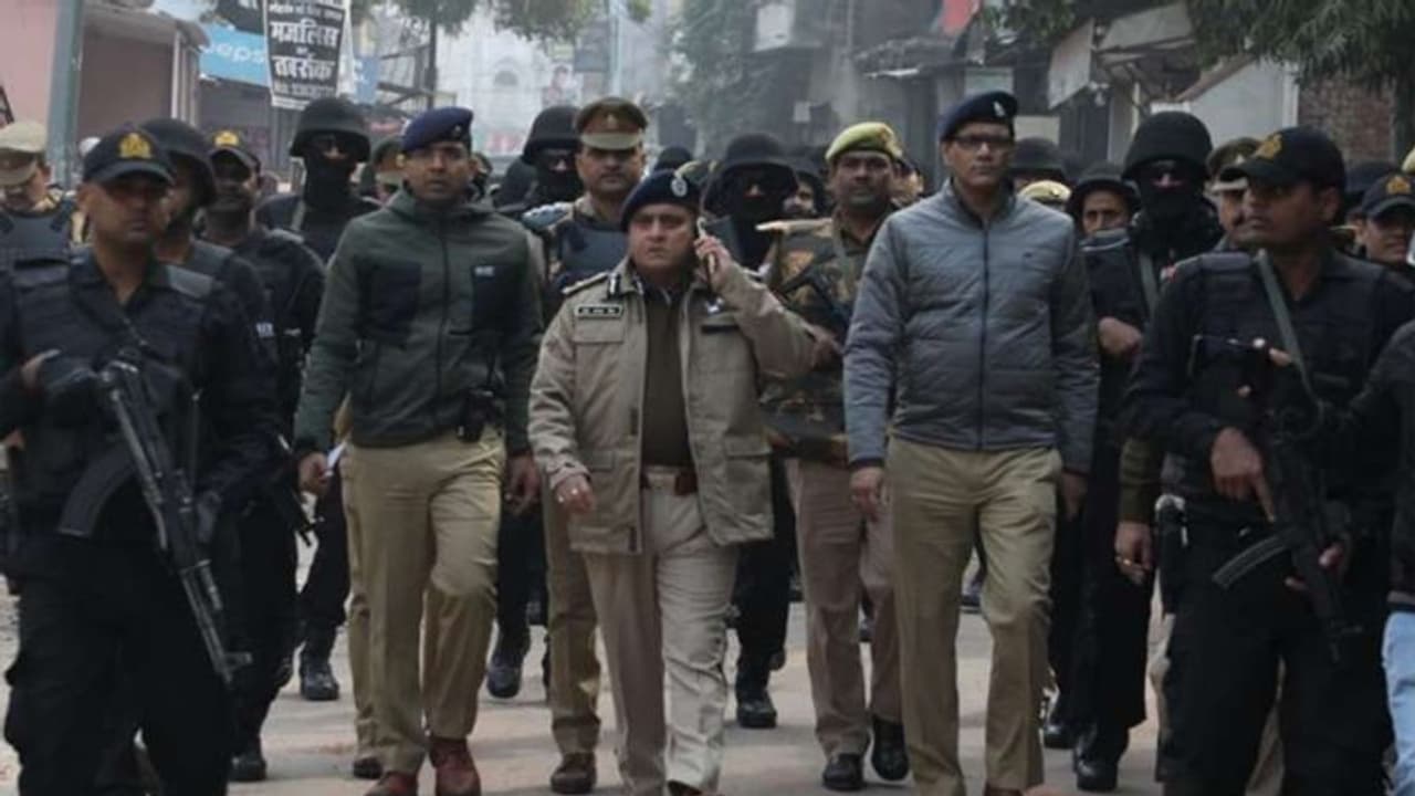 लखनऊ में DGP ने किया पैदल मार्च, एक उपद्रवी पर लगा 1 लाख 72 हजार का जुर्माना