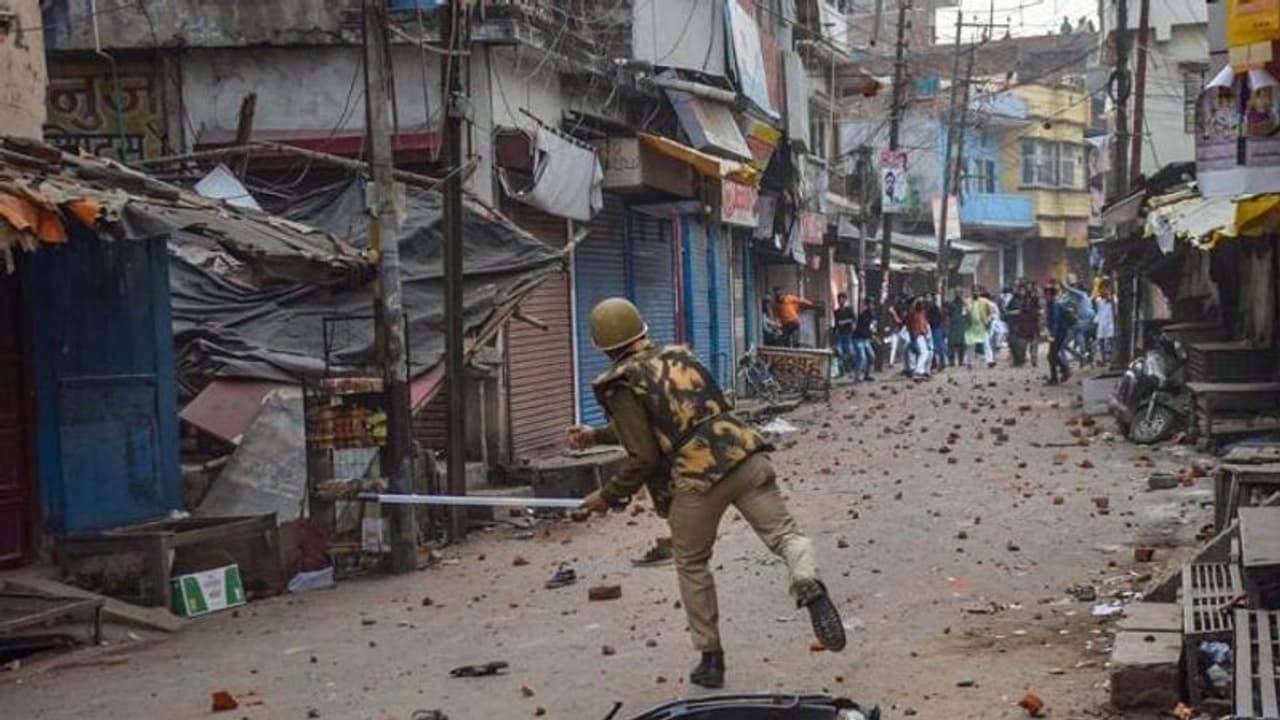 उत्तर प्रदेश के कई जिलों में हुए हिंसक प्रदर्शन, 5 की मौत दर्जनों घायल उत्तर प्रदेश के कई जिलों में हुए हिंसक प्रदर्शन, 5 की मौत दर्जनों घायल