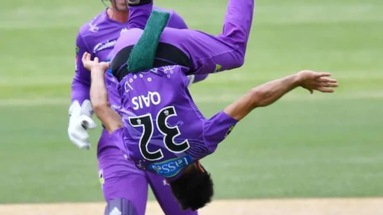 ವಿಕೆಟ್ ಪಡೆದ ಖುಷಿಯಲ್ಲಿ ಪಲ್ಟಿ ಹೊಡೆದ ಬೌಲರ್! ವಿಕೆಟ್ ಪಡೆದ ಖುಷಿಯಲ್ಲಿ ಪಲ್ಟಿ ಹೊಡೆದ ಬೌಲರ್!