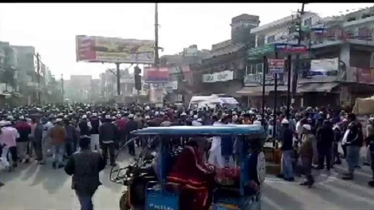 உத்தரபிரதேசத்தில் கொடூரமாக பரவும் வன்முறை !! இன்று மட்டும் 5 பேர் பலி !!