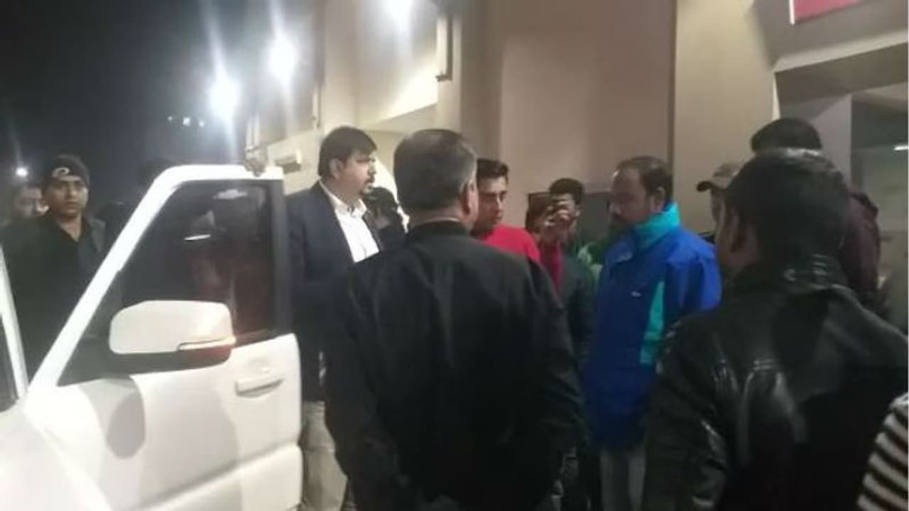 দমদম পার্কে শ্যুটআউট, ভরসন্ধ্যায় তৃণমূল নেতাকে লক্ষ্য করে বোমা গুলি দমদম পার্কে শ্যুটআউট, ভরসন্ধ্যায় তৃণমূল নেতাকে লক্ষ্য করে বোমা গুলি