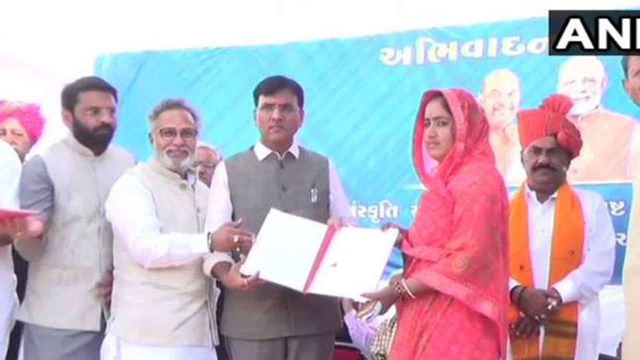 7 पाकिस्तानी नागरिकों को मिली भारत की नागरिकाता, जश्न में खिलाई मिठाई