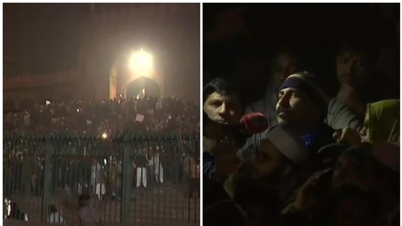 ദില്ലി ജുമാമസ്ജിദിൽ പ്രതിഷേധം തുടരുന്നു, മസ്ജിദിനെ പ്രതിഷേധ വേദിയാക്കരുതെന്ന് ഇമാം ദില്ലി ജുമാമസ്ജിദിൽ പ്രതിഷേധം തുടരുന്നു, മസ്ജിദിനെ പ്രതിഷേധ വേദിയാക്കരുതെന്ന് ഇമാം